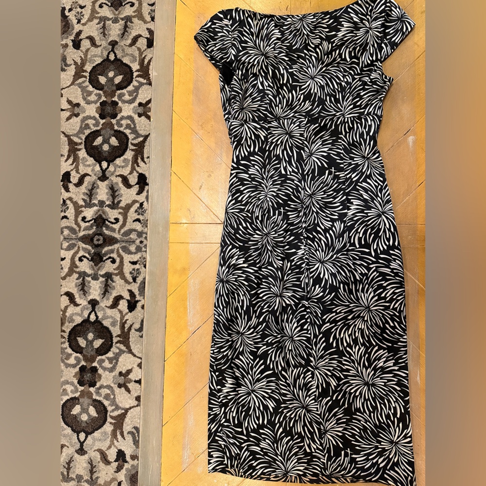 London Times Black White Midi Dress Size 8 Ruffle V-Neck Abstract Print - Picture 2 of 7